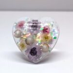 煌めくドライフラワーのハートブローチ ～優しさを纏う～ / レジンブローチ / sinobu 025