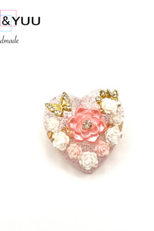 スウィートローズとゴールドバタフライのブローチ / レジンブローチ / sinobu 378