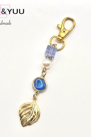 【天空の雫】神秘的な青いストーンと黄金の葉のキーホルダー / レジンキーホルダー / Ls 205